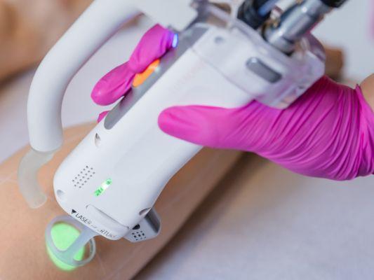 Laserbehandlung zur nicht-ablativen Hautverjüngung in medizinischer Anwendung