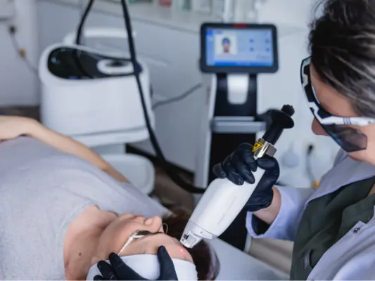 Poren verfeinern Behandlung mit moderner Lasertechnologie in Ludwigsburg