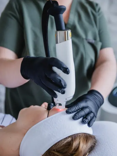 Laserbehandlung im Gesicht in einer medizinisch-ästhetischen Praxis